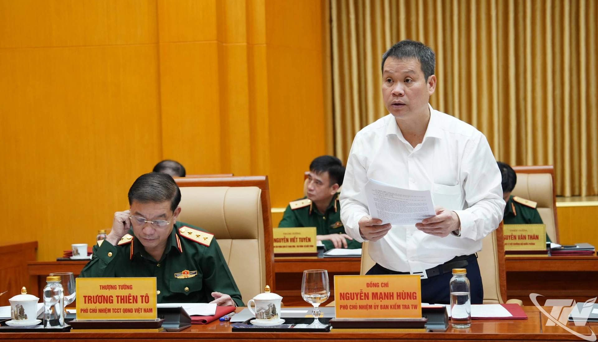 Đồng chí Nguyễn Mạnh Hùng, Phó Chủ nhiệm Ủy ban Kiểm tra Trung ương báo cáo kết quả của Đoàn kiểm tra, giám sát số 16 đối với Ban Thường vụ Tỉnh ủy Thái Nguyên.