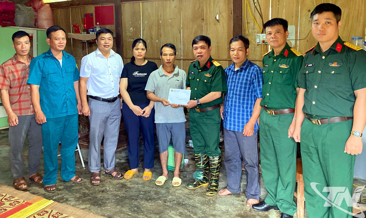Đoàn công tác Bộ CHQS tỉnh hỗ trợ gia đình hạ sĩ Bế Việt Đức (đang thực hiện nghĩa vụ quân sự) 10 triệu đồng để khắc phục hậu quả thiên tai