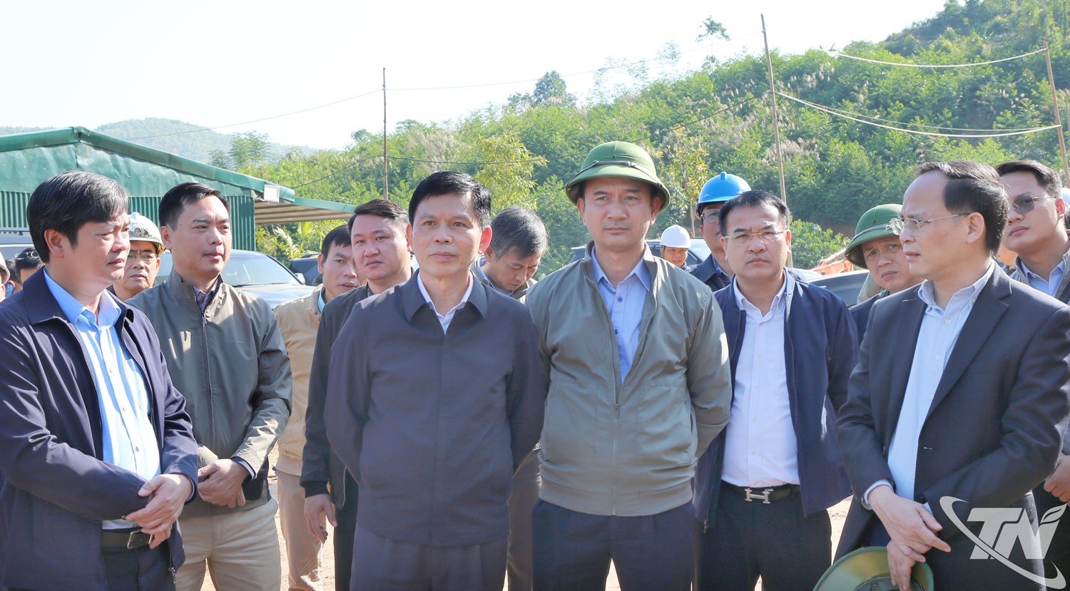 Thứ trưởng Bộ Xây dựng Lê Anh Tuấn (người thứ 3 từ trái qua phải) trao đổi một số nội dung với chủ đầu tư cùng đại diện lãnh đạo địa phương tại công trường Dự án