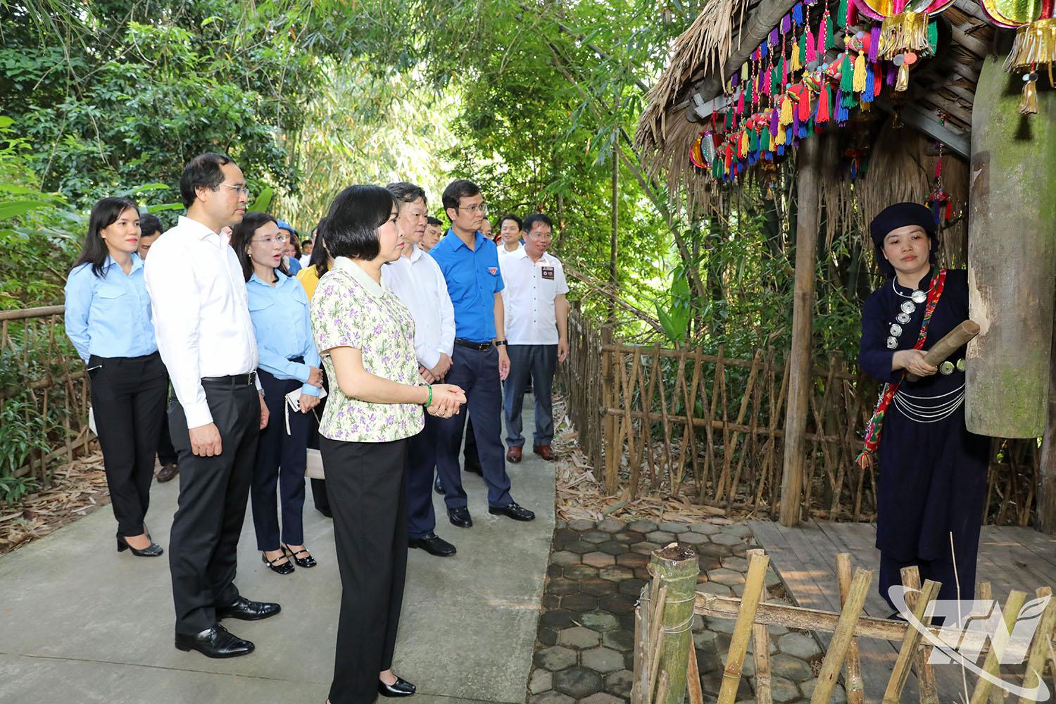 Phó Chủ tịch Quốc hội Nguyễn Thị Thanh và các đại biểu tham quan không gian bản làng