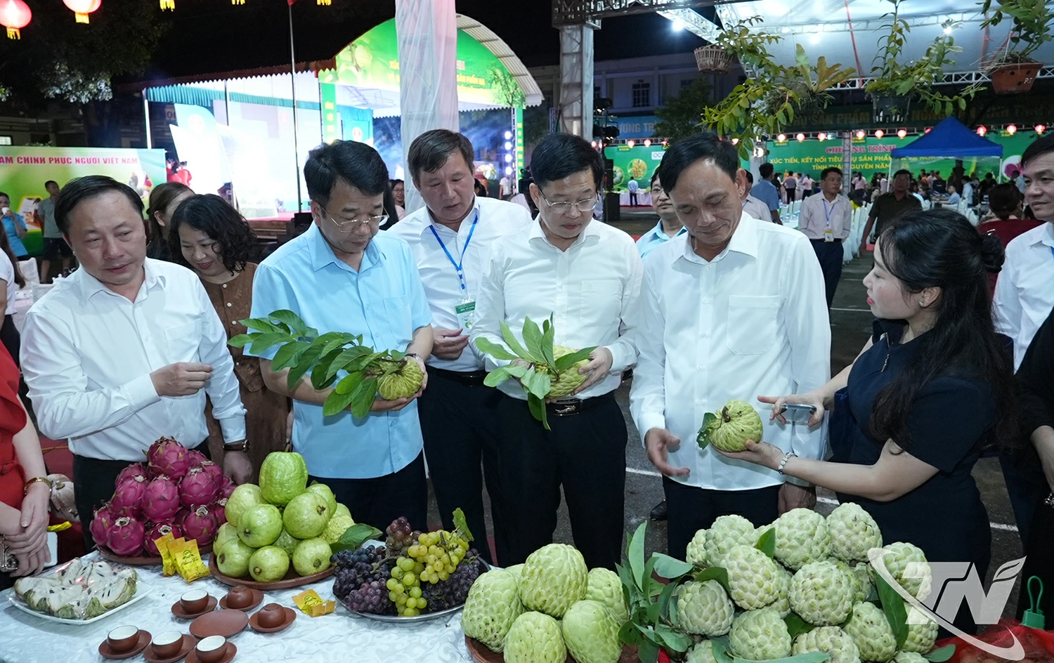 Các đại biểu tham quan gian hàng giới thiệu sản phẩm.