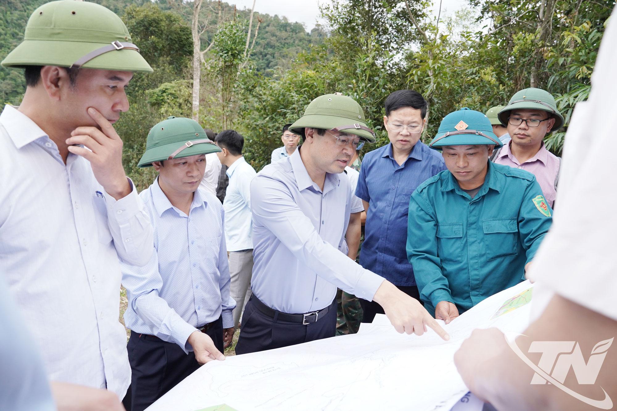 Đồng chí Bí thư Tỉnh ủy Trịnh Xuân Trường khảo sát khu vực dự kiến xây dựng khu tái định cư cho người dân thôn Kim Vân, xã Văn Lang.