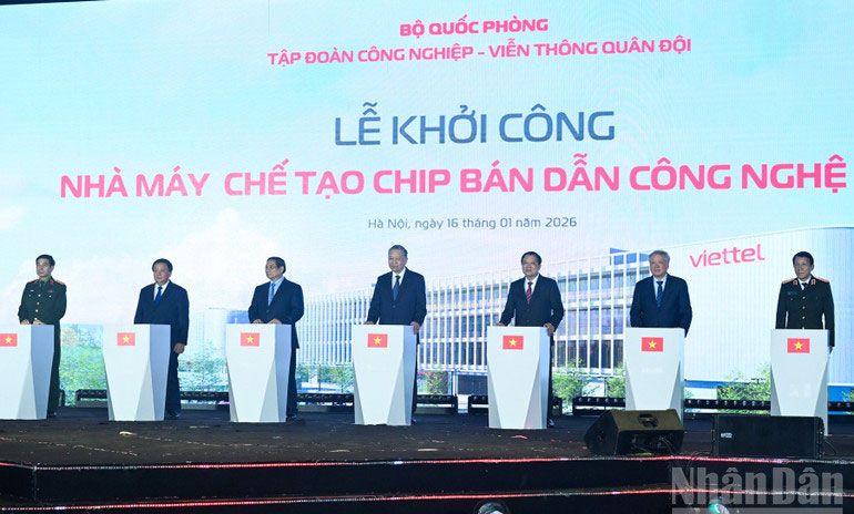 Tổng B&iacute; thư T&ocirc; L&acirc;m, Thủ tướng Phạm Minh Ch&iacute;nh v&agrave; c&aacute;c đồng ch&iacute; l&atilde;nh đạo thực hiện nghi thức khởi c&ocirc;ng Nh&agrave; m&aacute;y Chế tạo chip b&aacute;n dẫn c&ocirc;ng nghệ cao.