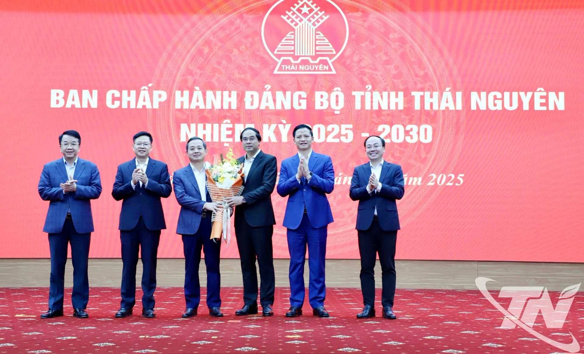 Thường trực Tỉnh ủy Thái Nguyên chúc mừng đồng chí Phạm Hoàng Sơn.