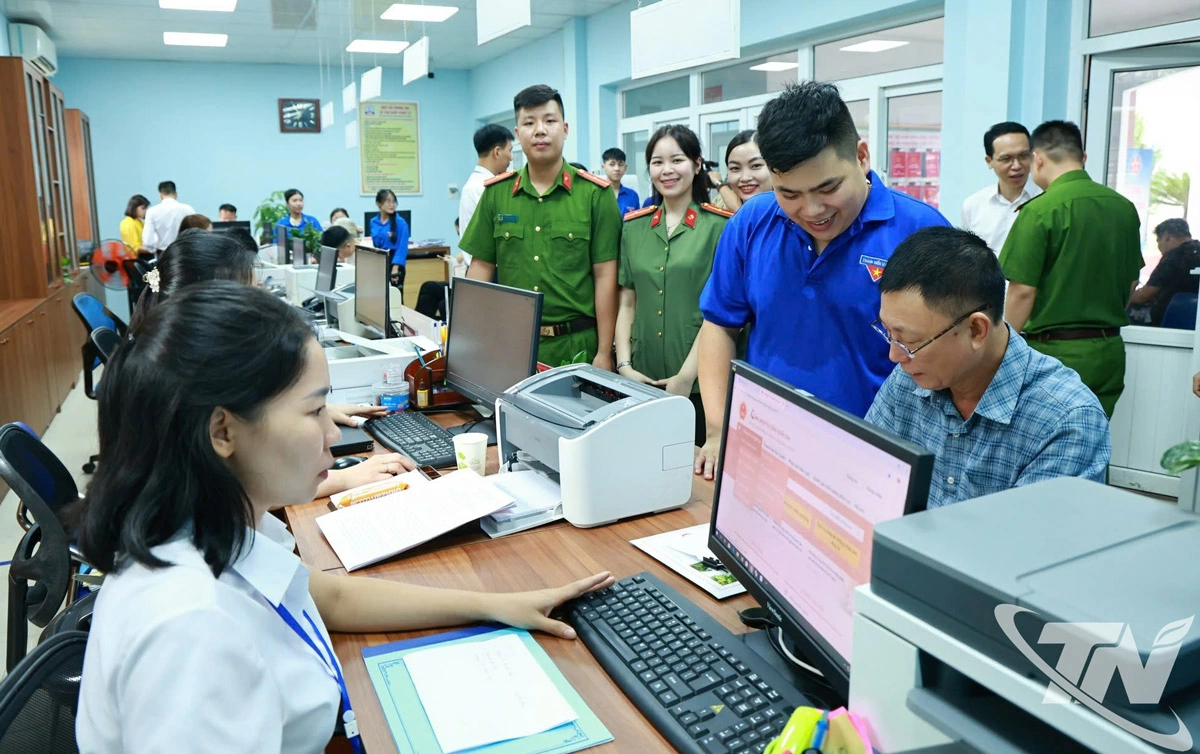 Thanh niên tình nguyện tỉnh Thái Nguyên tham gia hỗ trợ vận hành chính quyền địa phương hai cấp và cung cấp dịch vụ công trực tuyến tại cơ sở.