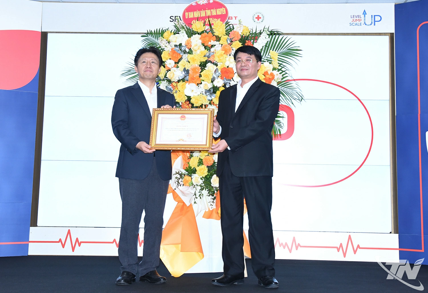 Đồng chí Nông Quang Nhất, Phó Chủ tịch UBND tỉnh tặng Bằng khen cho Công ty Samsung Electronics Việt Nam Thái Nguyên.