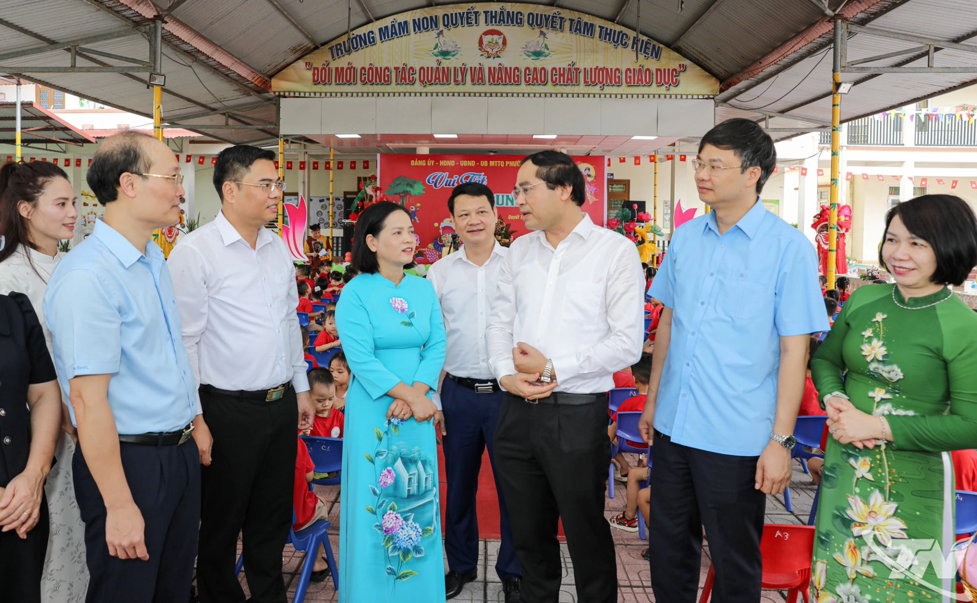 Đồng chí Bí thư Tỉnh ủy Trịnh Xuân Trường kiểm tra cơ sở vật chất Trường Mầm non Quyết Thắng.