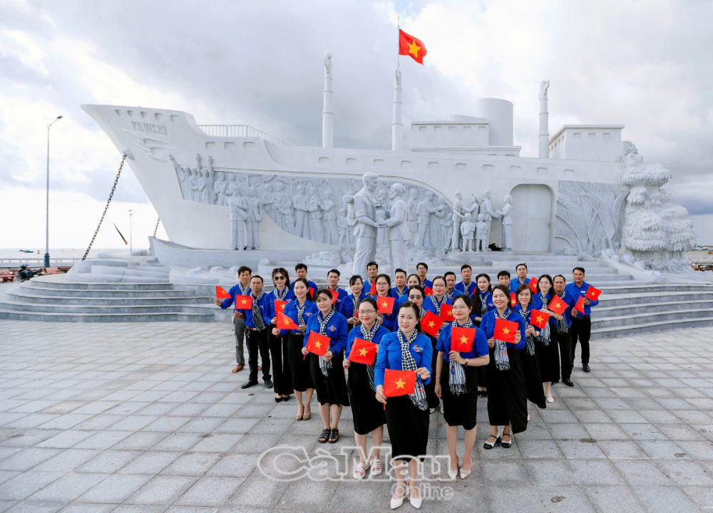 Tuổi trẻ huyện Trần Văn Thời vui mừng kỷ niệm 50 năm đại thắng m&ugrave;a xu&acirc;n 1975 tại Di t&iacute;ch lịch sử cấp quốc gia - Địa điểm tập kết ra Bắc năm 1954 (thị trấn S&ocirc;ng Đốc).