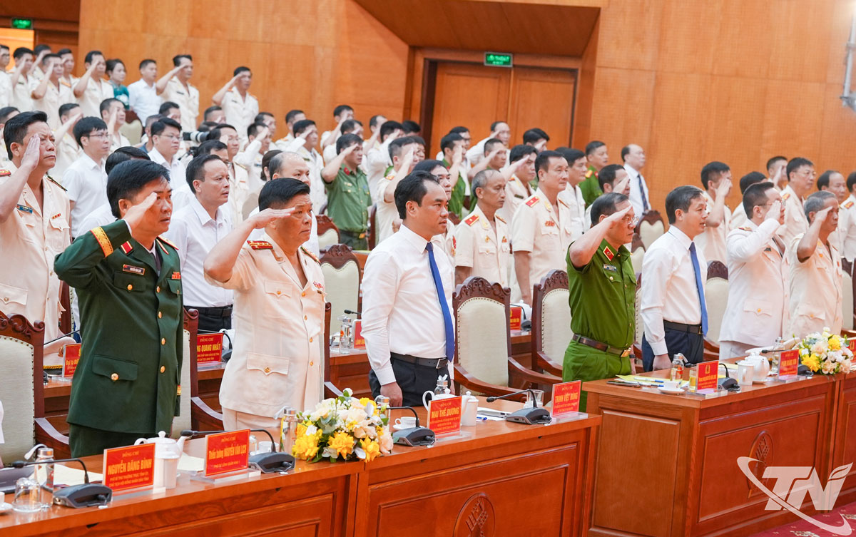 Các đại biểu thực hiện nghi thức chào cờ.