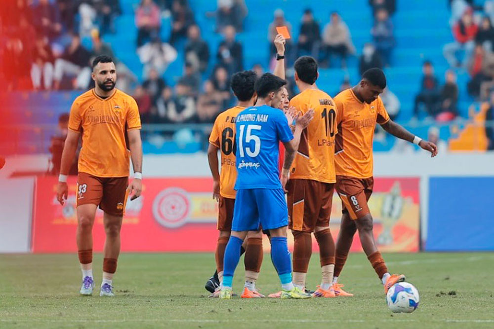 Hai thẻ đỏ đ&atilde; được trọng t&agrave;i r&uacute;t ra, mỗi đội nhận 1 thẻ đỏ.