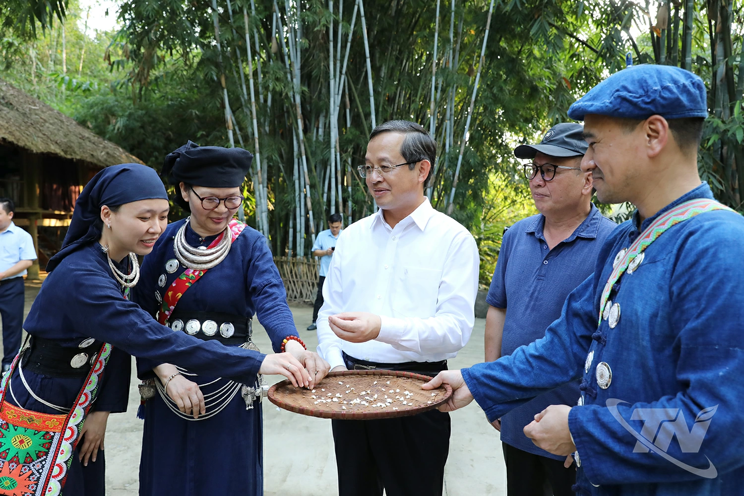 Đồng chí Chủ tịch UBND tỉnh Thái Nguyên Phạm Hoàng Sơn trò chuyện với người dân.