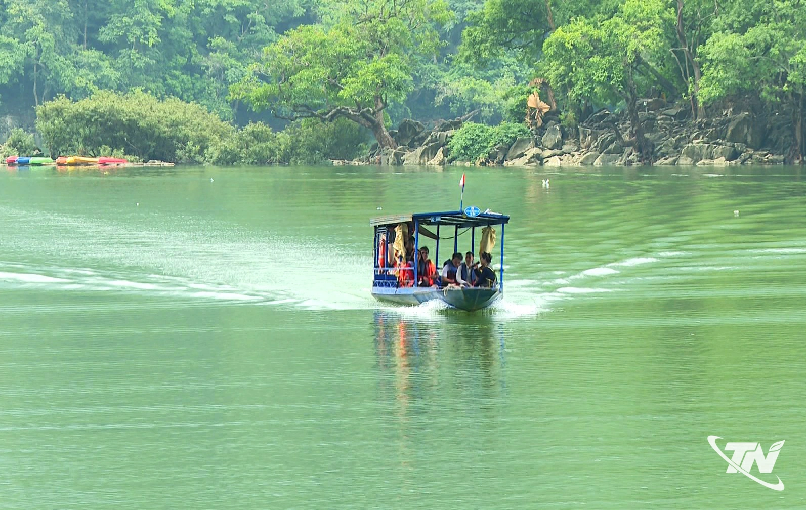 Du khách di chuyển bằng xuồng máy tham quan các điểm du lịch trên hồ Ba Bể.