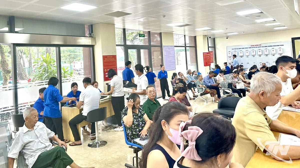 Đoàn viên, thanh niên phường Phan Đình Phùng đến từng khu dân cư hướng dẫn người dân sử dụng các nền tảng chuyển đổi số.