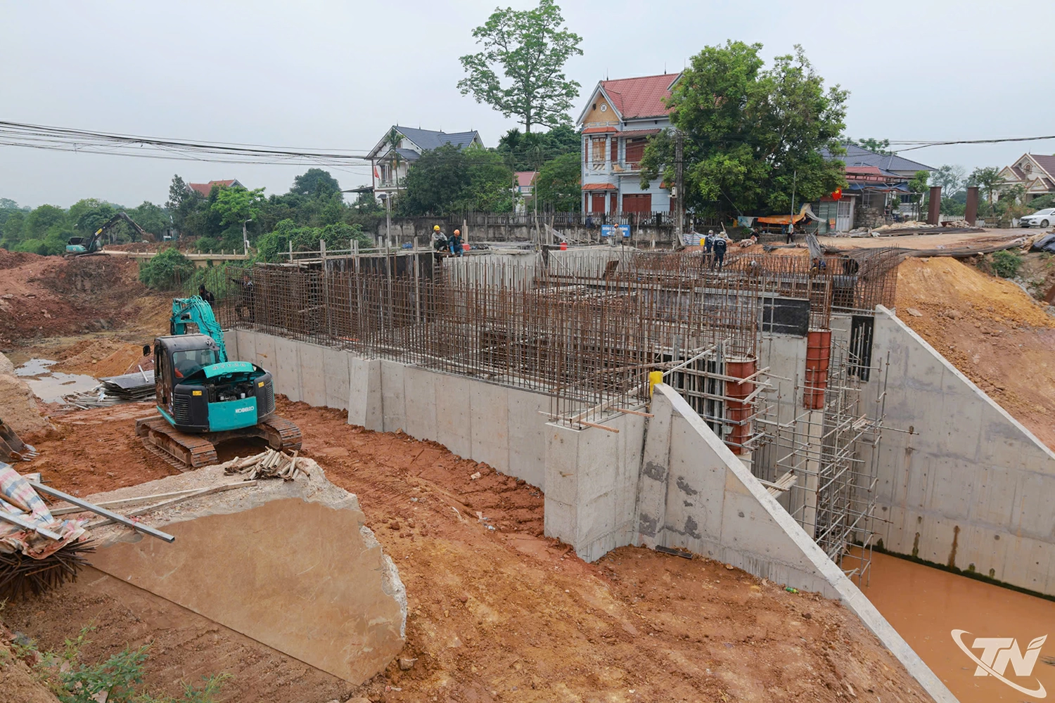 Một số hạng mục nạo vét sông Đào, kè lát mái các đoạn đê xung yếu trên kênh chính.
