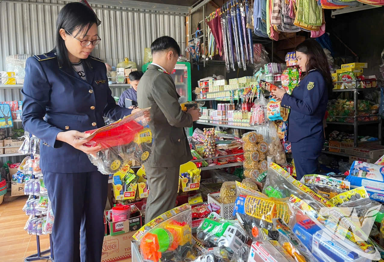 Công chức Đội Quản lý Thị trường số 7 tăng cường kiểm soát hàng hóa giả mạo nhãn hiệu, không rõ nguồn gốc.