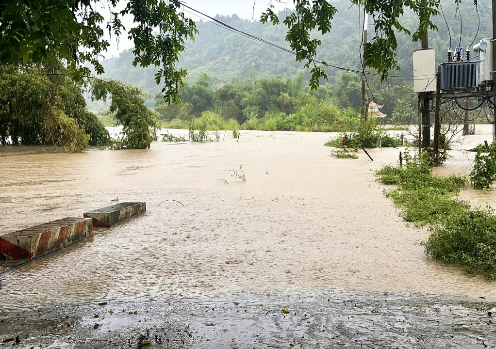 Tuyến đường liên xã Chợ Rã - Ba Bể bị ngập.