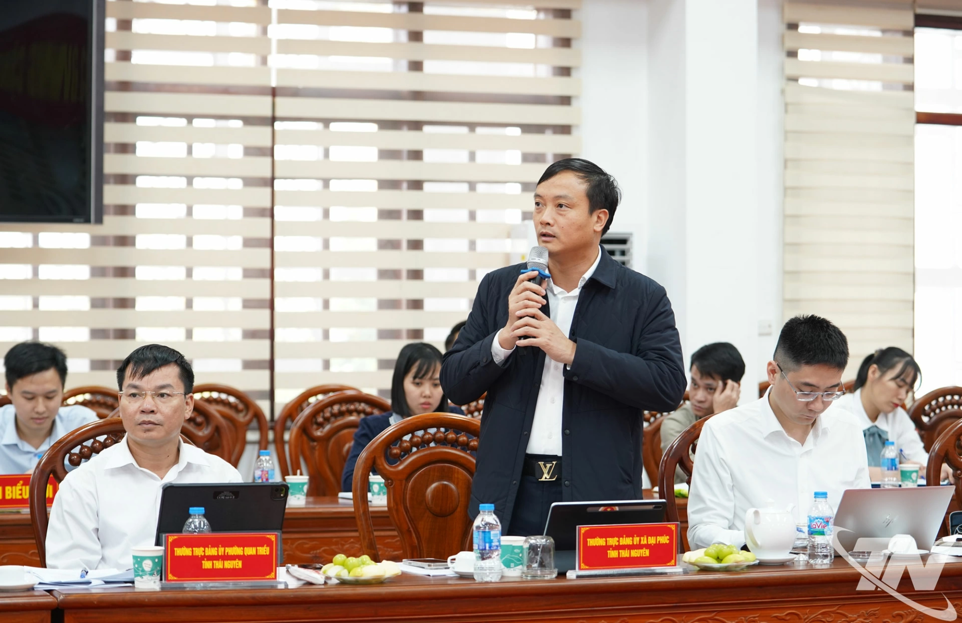 Lãnh đạo các xã, phường báo cáo, nêu kiến nghị.