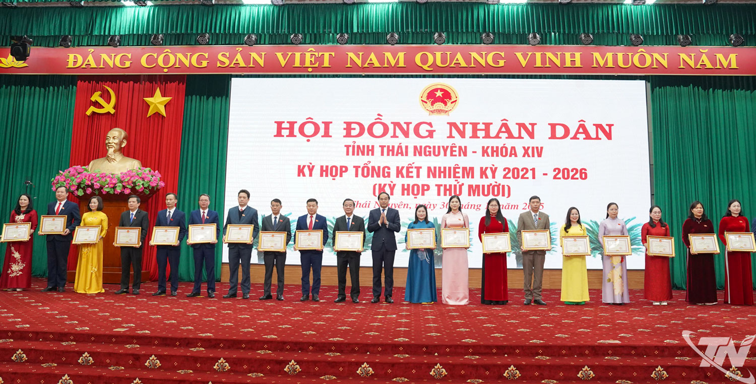 Đồng ch&iacute; B&iacute; thư Tỉnh ủy Trịnh Xu&acirc;n Trường trao Bằng khen cho c&aacute;c tập thể c&oacute; nhiều th&agrave;nh t&iacute;ch trong phong tr&agrave;o thi đua &ldquo;Đổi mới v&agrave; n&acirc;ng cao năng lực, hiệu quả hoạt động của HĐND tỉnh Th&aacute;i Nguy&ecirc;n, nhiệm kỳ 2021-2026&rdquo;.