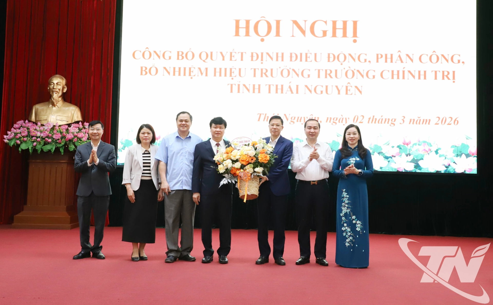 Lãnh đạo Ban Tổ chức Tỉnh ủy chúc mừng đồng chí Phạm Việt Đức.