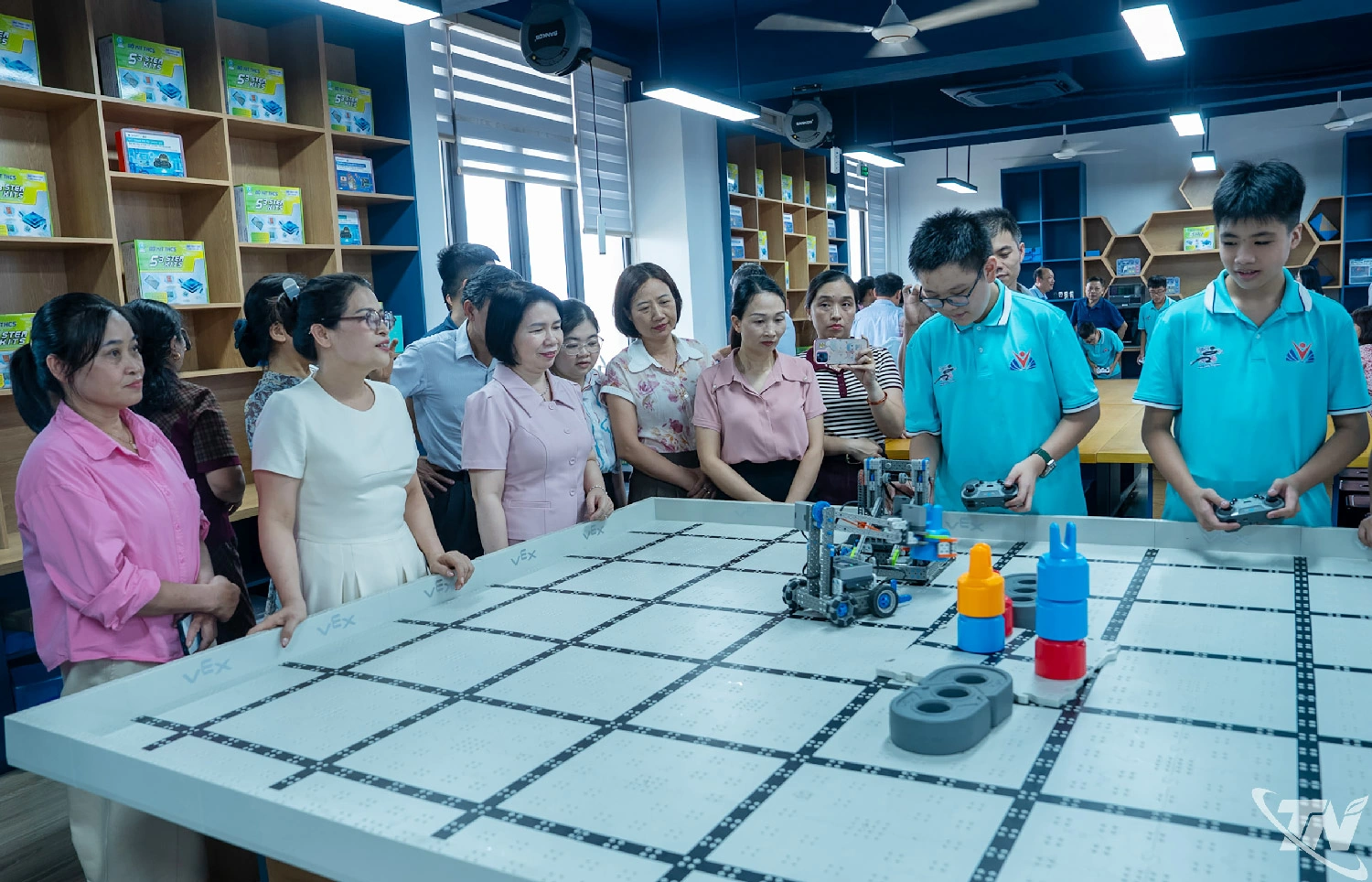 Đại biểu dự Hội thảo thăm quan phòng học STEM của Trường THCS Chu Văn An.