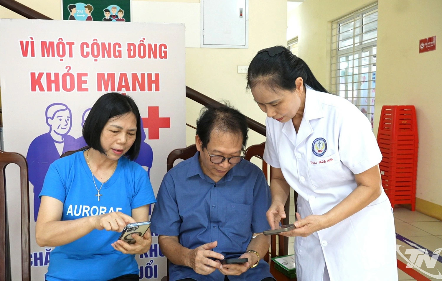 Lãnh đạo Trạm Y tế phường Phan Đình Phùng hướng dẫn cho người dân kiểm tra lịch sử khám chữa bệnh trên ứng dụng Hồ sơ sức khỏe điện tử từ VNeID.