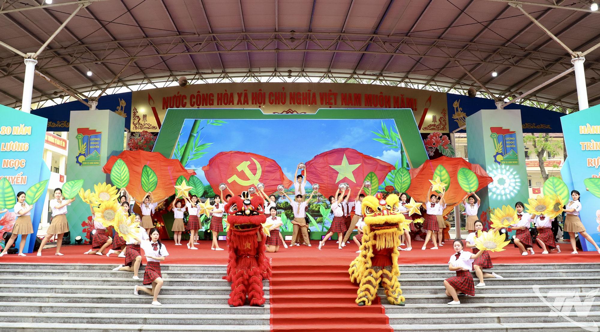 Một tiết mục văn nghệ chào mừng tại Lễ kỷ niệm.