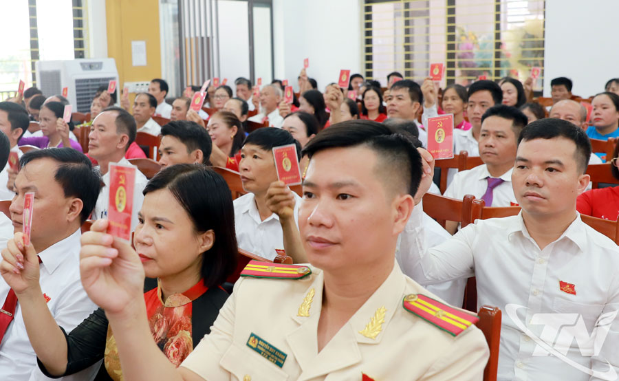 Đại biểu biểu quyết tại Đại hội.