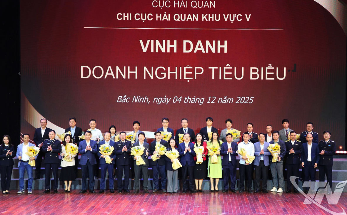 Các đồng chí lãnh đạo vinh danh tốp 10 doanh nghiệp có kim ngạch xuất nhập khẩu và nộp ngân sách lớn nhất trên địa bàn 2 tỉnh Bắc Ninh, Thái Nguyên.