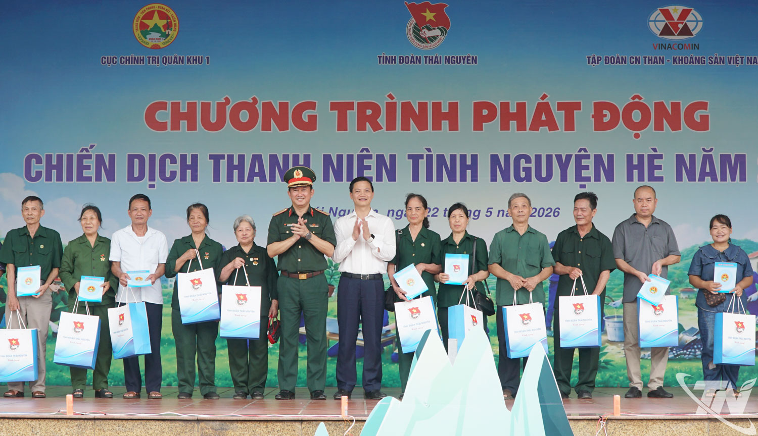 Lãnh đạo Quân khu 1, lãnh đạo tỉnh tặng quà nhân dân có hoàn cảnh khó khăn.