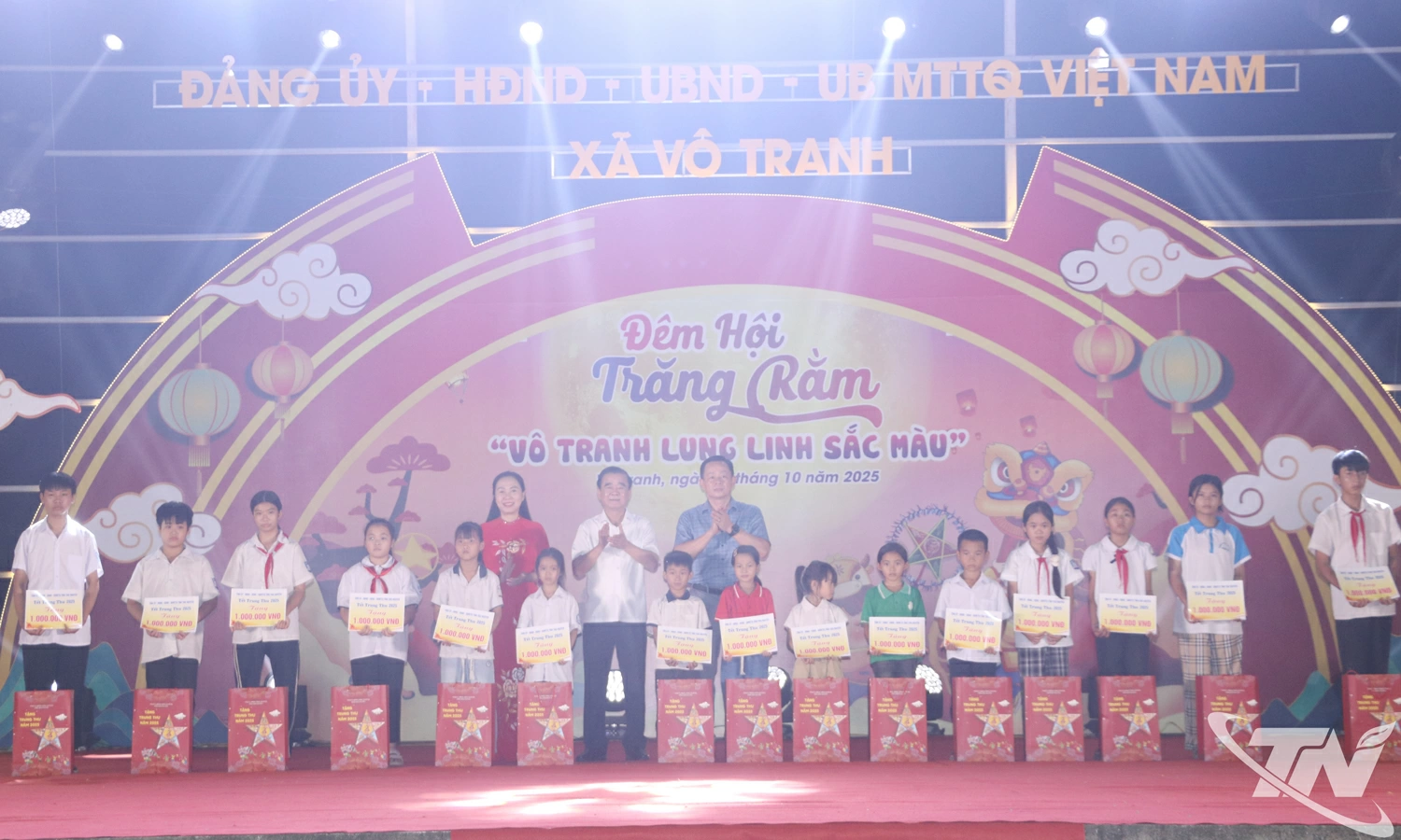 đồng chí Đỗ Đức Công, Ủy viên Ban Thường vụ Tỉnh ủy, Phó Chủ tịch Thường trực HĐND tỉnh trao quà cho 15 cháu học sinh cho trẻ em có hoàn cảnh khó khăn.