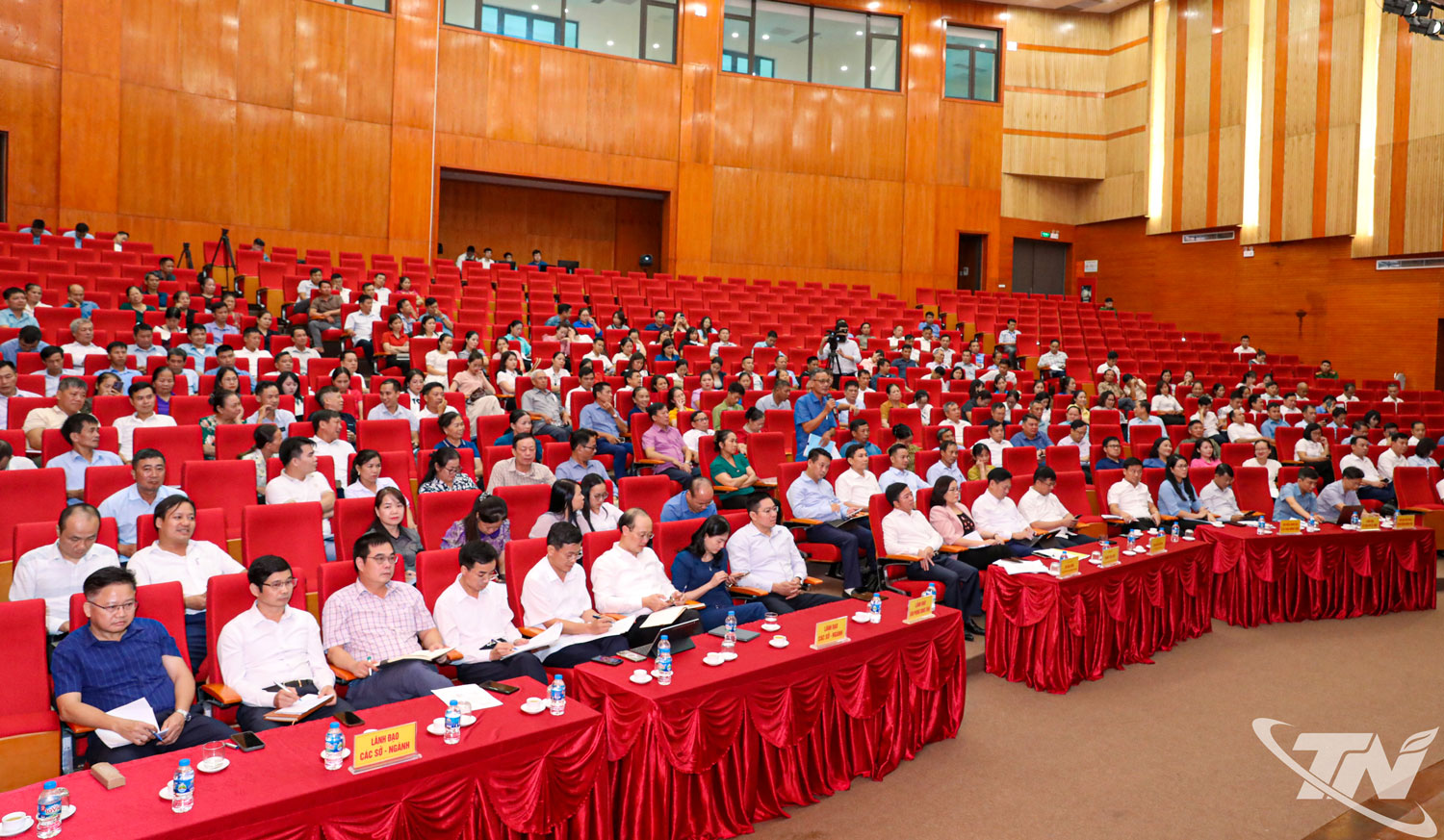 Các đại biểu và cử tri tại buổi tiếp xúc.