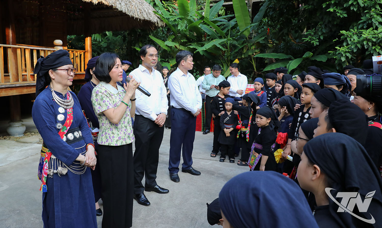 Phó Chủ tịch Quốc hội Nguyễn Thị Thanh phát biểu chúc mừng các em thiếu nhi tại Làng Thái Hải nhân dịp Tết Trung thu.