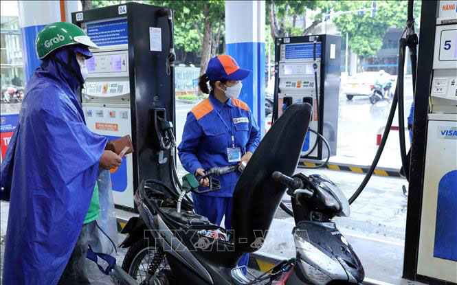 Giá xăng dầu được điều chỉnh từ 22 giờ ngày 12/3. Ảnh: TTXVN