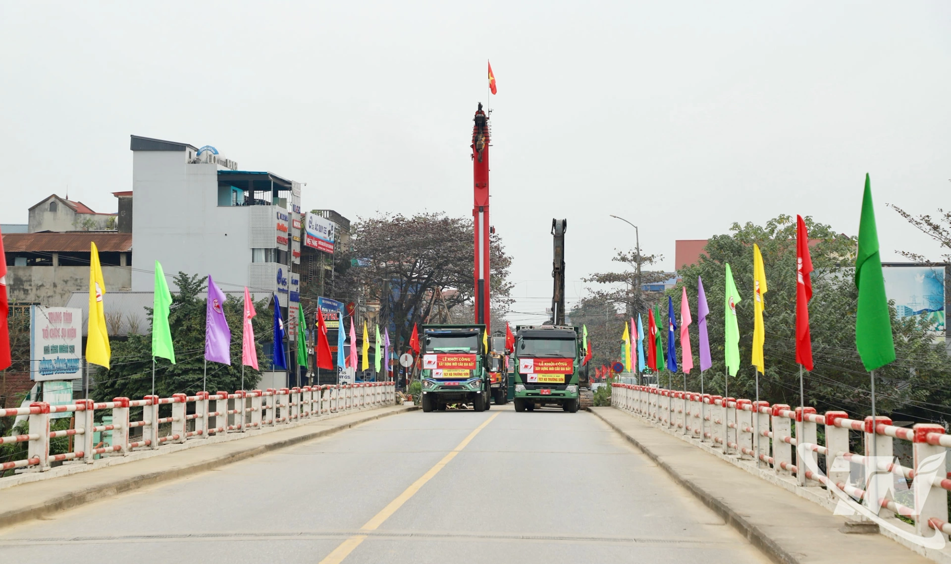 Máy móc, phương tiện được tập kết để sẵn sàng thi công Dự án.