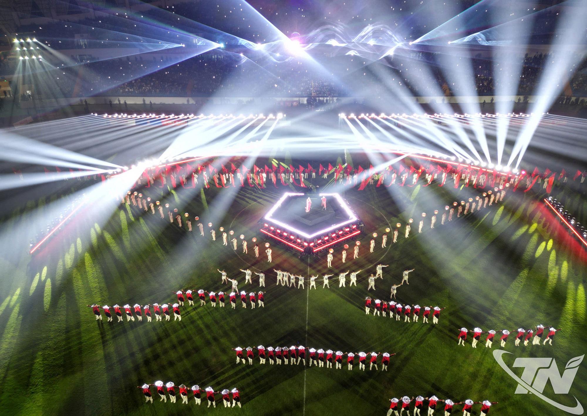 M&agrave;n nghệ thuật &aacute;nh s&aacute;ng đặc sắc tại Lễ khai mạc Giải B&oacute;ng đ&aacute; Tứ h&ugrave;ng &ndash; Th&aacute;i Nguy&ecirc;n 2025