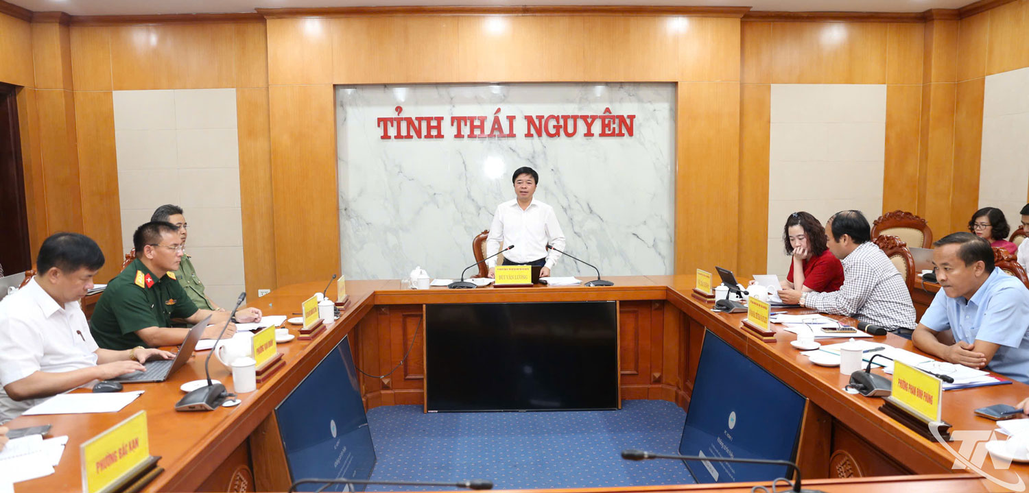 Đồng chí Bùi Văn Lương, Ủy viên Ban Thường vụ Tỉnh ủy, Phó Chủ tịch UBND tỉnh chủ trì cuộc họp.