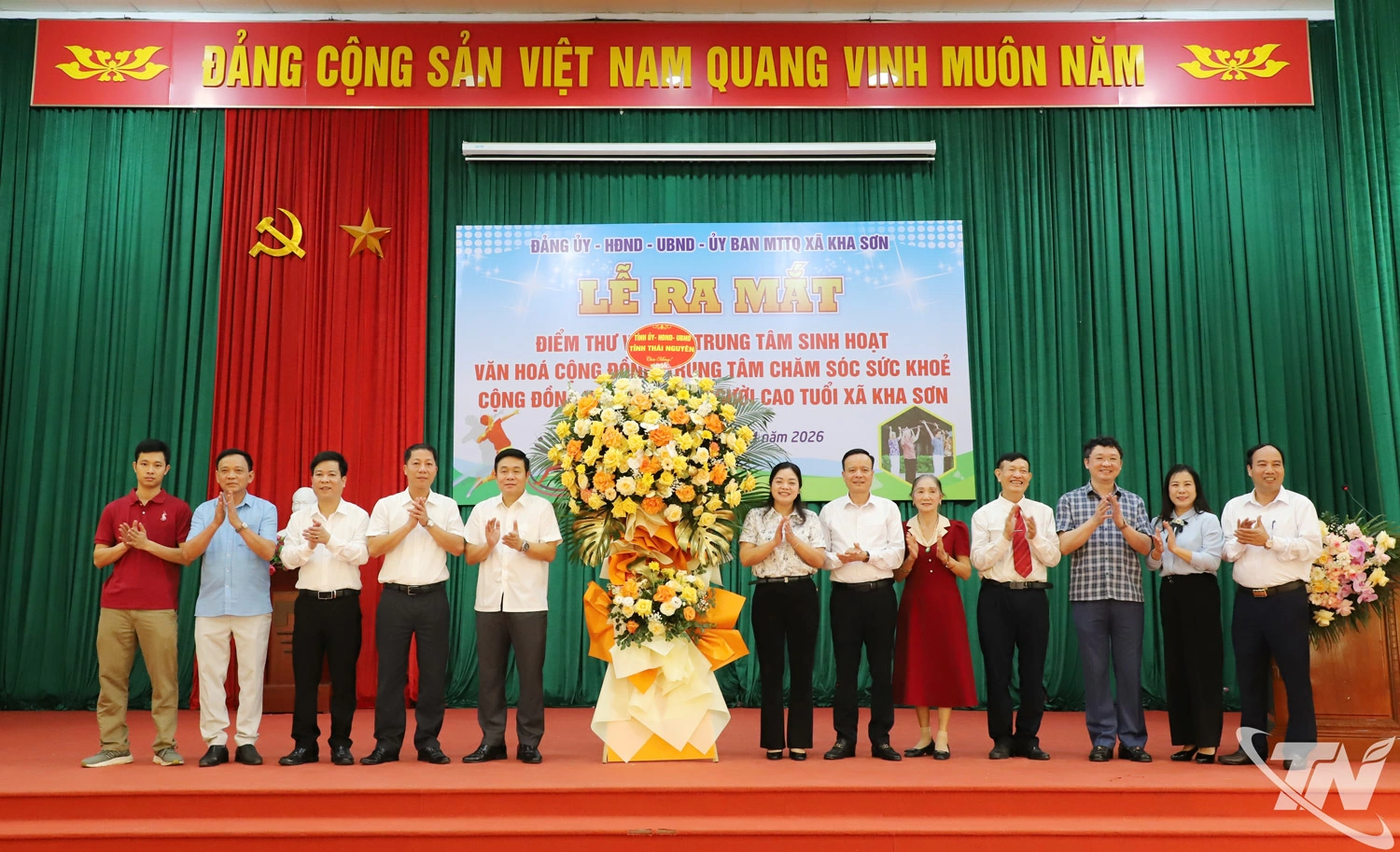 Các đồng chí lãnh đạo tỉnh, các sở ngành tặng hoa chúc mừng buổi Lễ.
