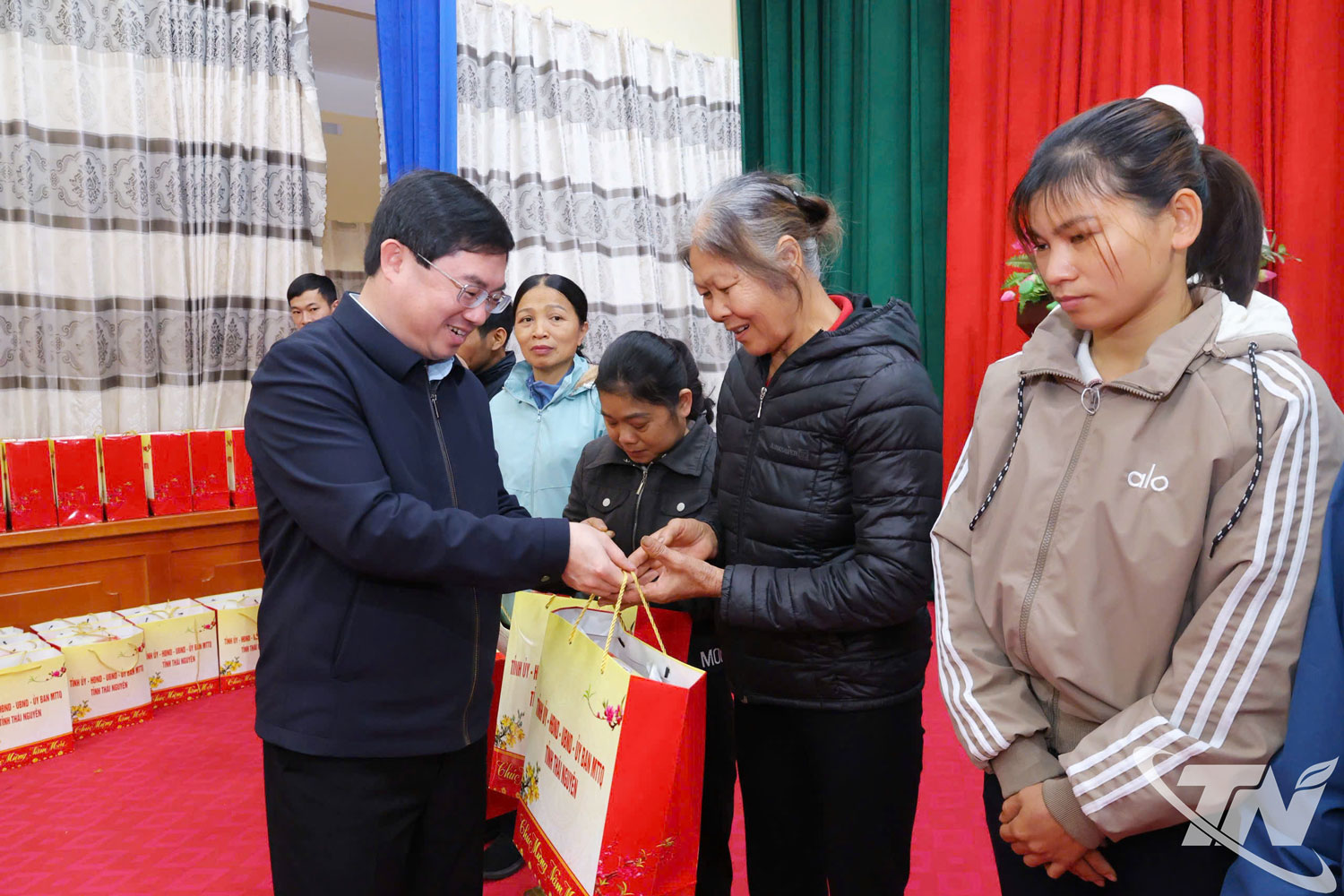 Đồng chí Nguyễn Thành Minh trao quà Tết tặng người nghèo tại xã Đức Lương.