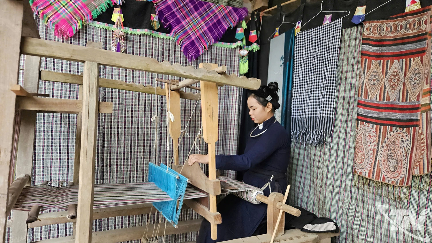 Ngay trước hiên nhà sàn của homestay, chị Hà Thị Biểu đặt một khung cửi dệt thổ cẩm để giới thiệu tới du khách nét văn hóa dân tộc đặc sắc.