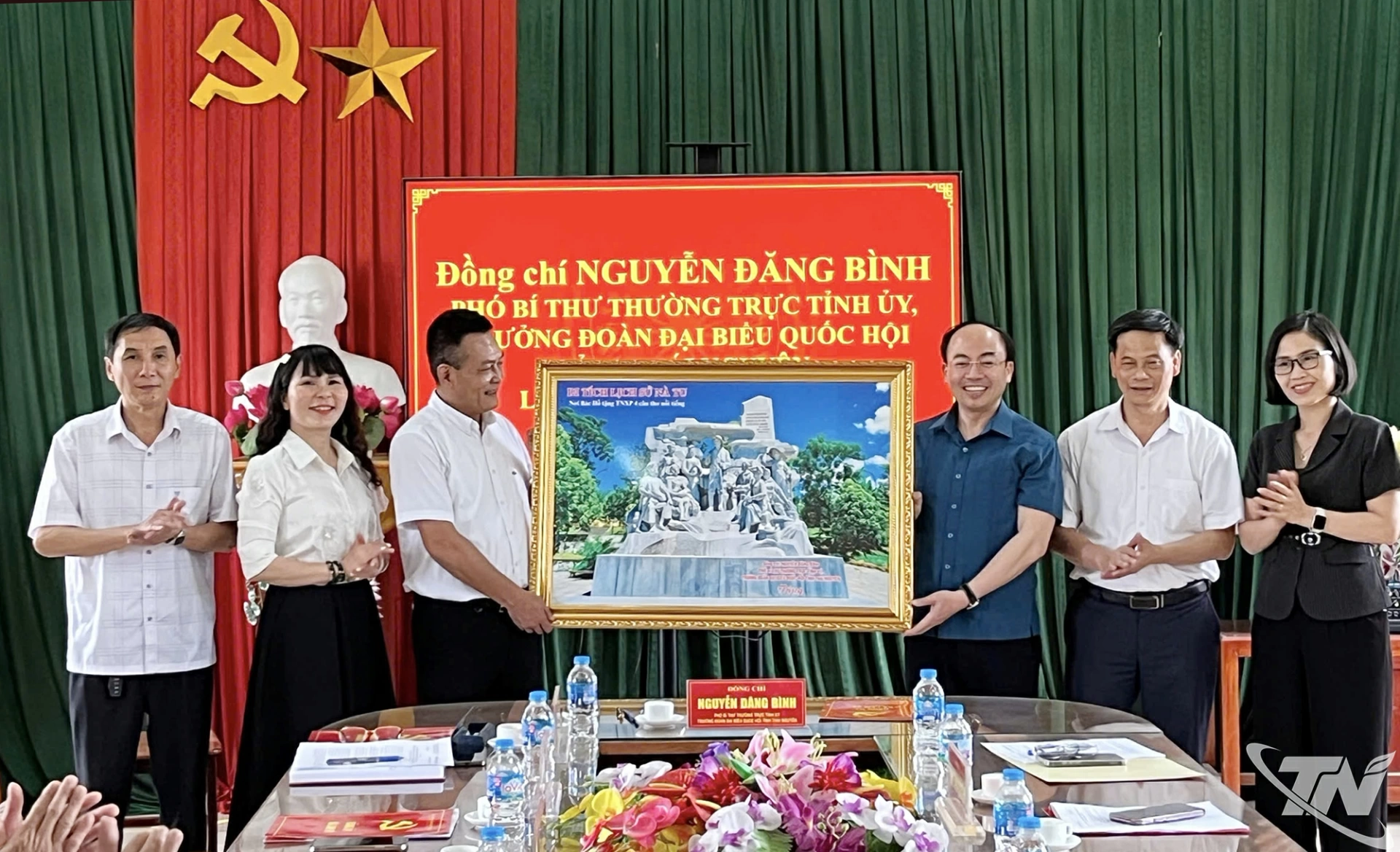 Đồng chí Nguyễn Đăng Bình, Phó Bí thư Thường trực Tỉnh ủy, Trưởng đoàn đại biểu Quốc hội tỉnh tặng bức tranh về Khu di tích lịch sử Nà Tu cho Đảng bộ xã Lam Vỹ.