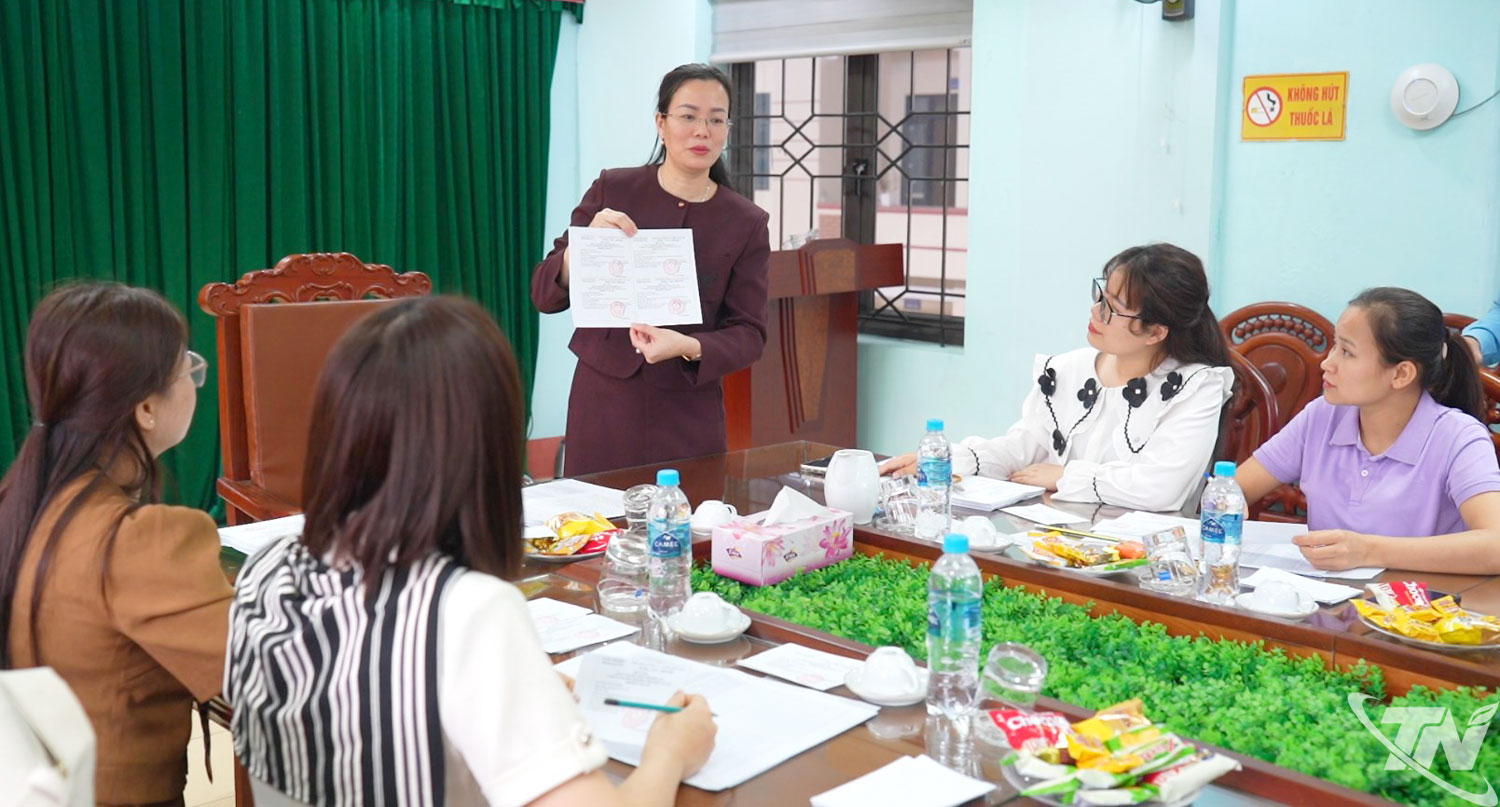 Phường Quan Triều kiểm tra thẻ cử tri trước khi cấp phát về các tổ dân phố