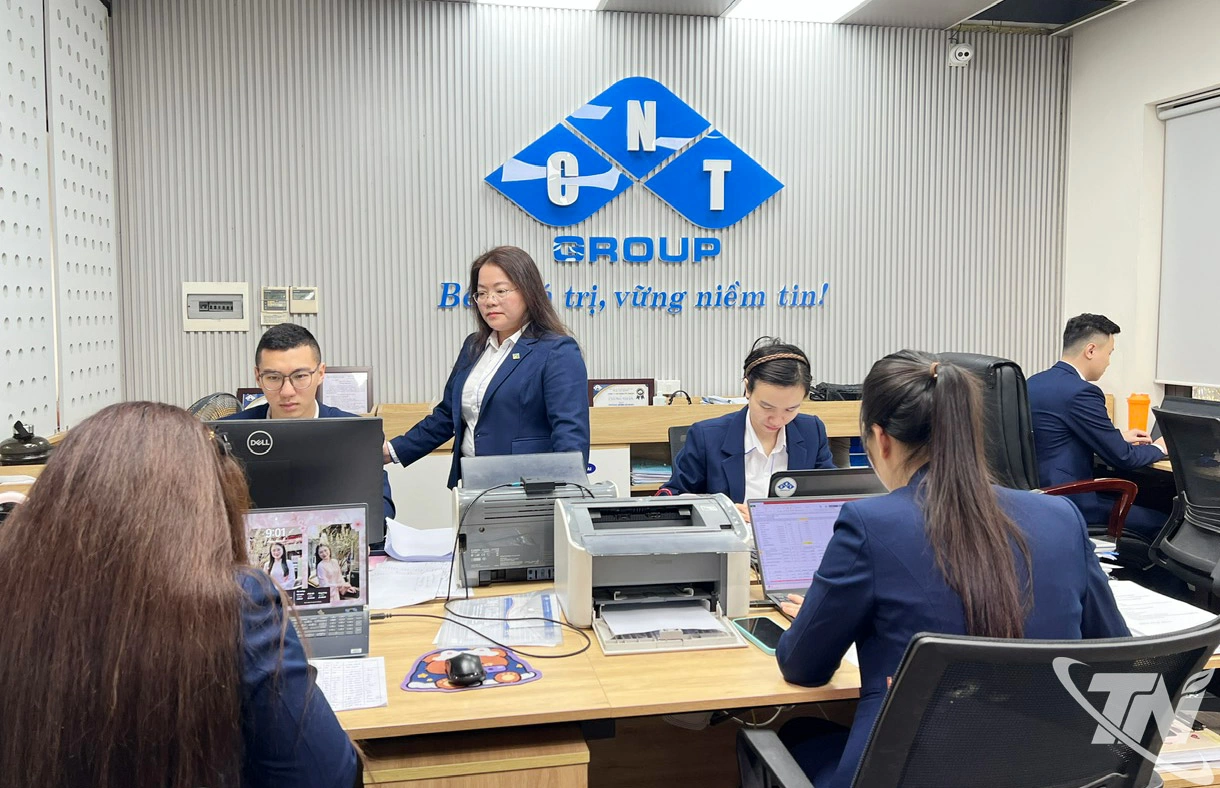 Chị Trần Thị Kim Cúc (người đứng), Chủ tịch Hội đồng quản trị Công ty cổ phần CNT Group, điều hành doanh nghiệp hoạt động hiệu quả trong nhiều lĩnh vực.