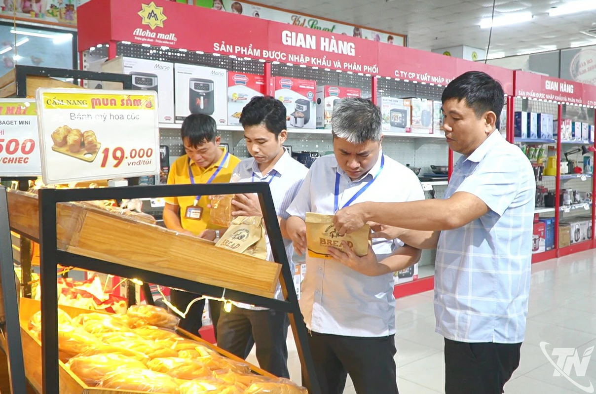 Đoàn liên ngành của tỉnh kiểm tra tại Siêu thị Aloha.