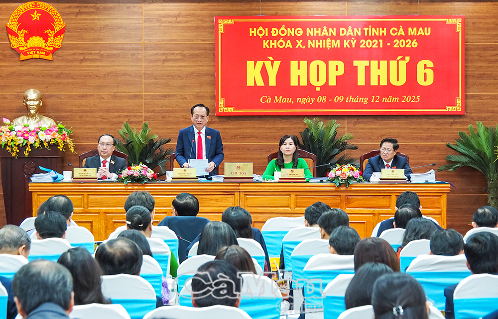 Đồng ch&iacute; Phạm Văn Thiều, Ph&oacute; B&iacute; thư Tỉnh uỷ, Chủ tịch HĐND tỉnh gợi &yacute; đại biểu tham gia thảo luận. Ảnh: Loan Phương