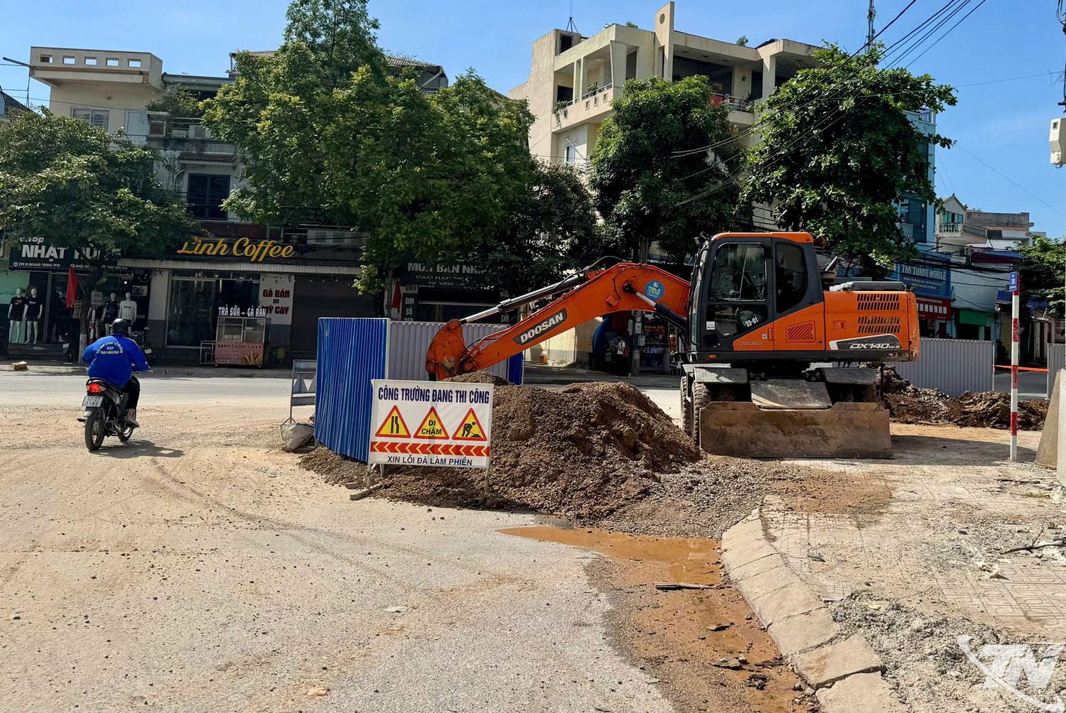 Công trình cải tạo hệ thống thoát nước trên trục đường Quang Trung (phường Quyết Thắng) được khẩn trương triển khai.