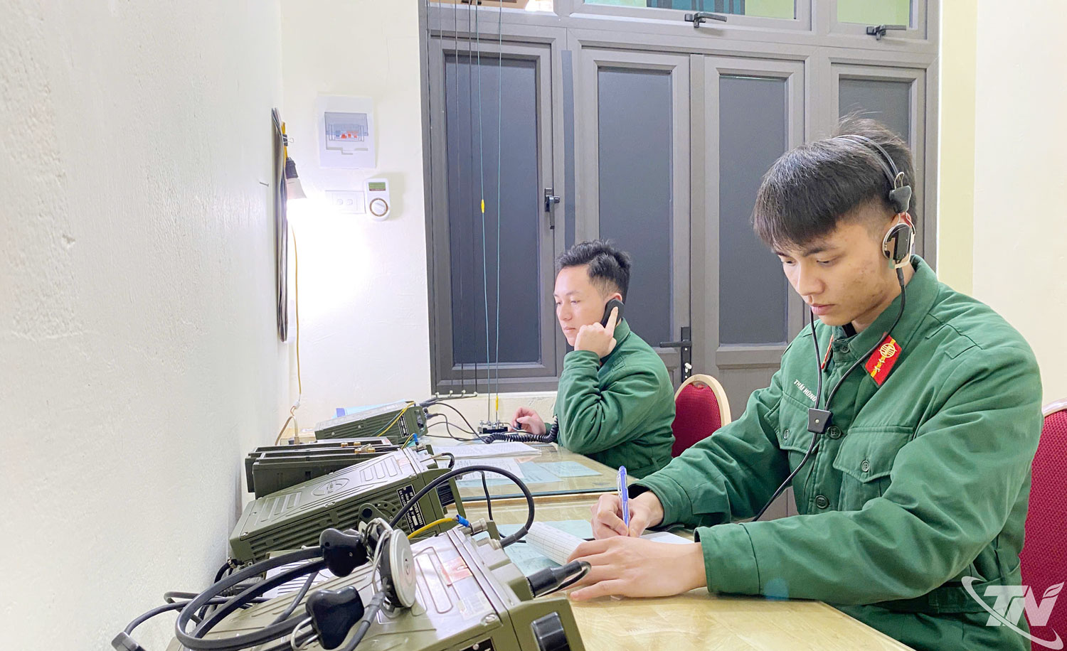 Lực lượng thông tin giữ thông tin liên lạc thông suốt.