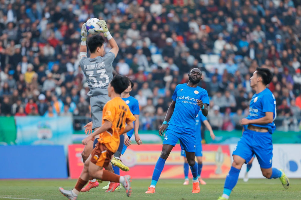 Sự xuất sắc của thủ m&ocirc;n Ph&iacute; Minh Long c&ugrave;ng hệ thống ph&ograve;ng ngự kỷ luật của PVF C&ocirc;ng an nh&acirc;n d&acirc;n đ&atilde; khiến mọi nỗ lực t&igrave;m b&agrave;n gỡ của Ho&agrave;ng Anh Gia Lai trở n&ecirc;n v&ocirc; vọng.