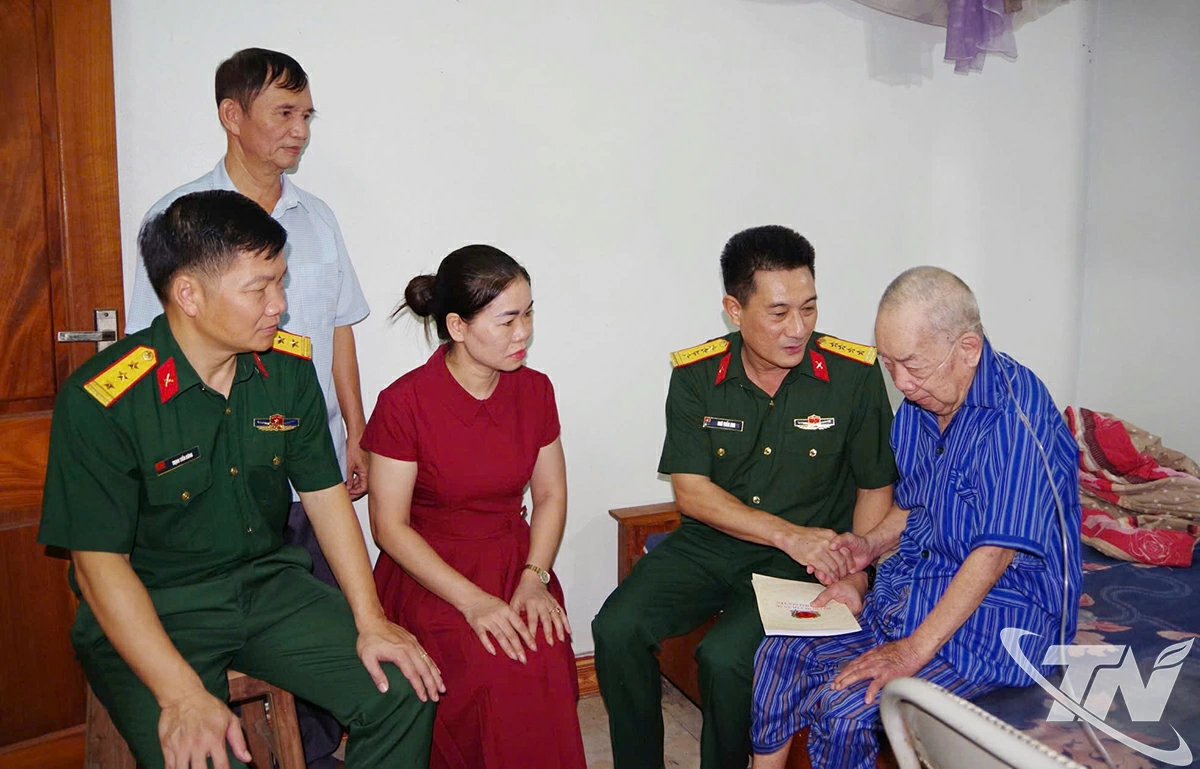 Đoàn công tác của Bộ Chỉ huy Quân sự tỉnh Thái Nguyên thăm hỏi, tặng quà gia đình ông Nguyễn Duy Thạc, cán bộ tiền khởi nghĩa tại xã Na Rì.