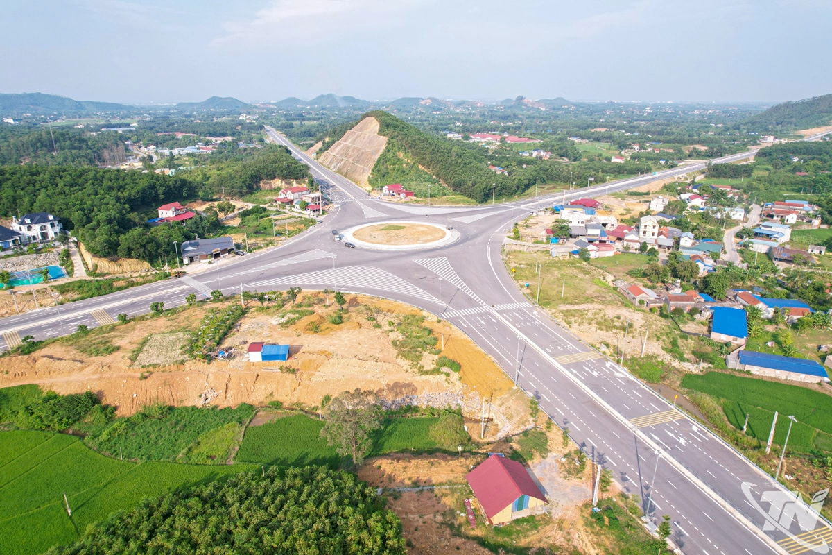 Sau hơn 3 năm thi công, tuyến đường liên kết, kết nối các tỉnh Thái Nguyên - Bắc Ninh - Phú Thọ (giai đoạn 1) với tổng mức đầu tư trên 4.200 tỷ đồng đã được hoàn thành.