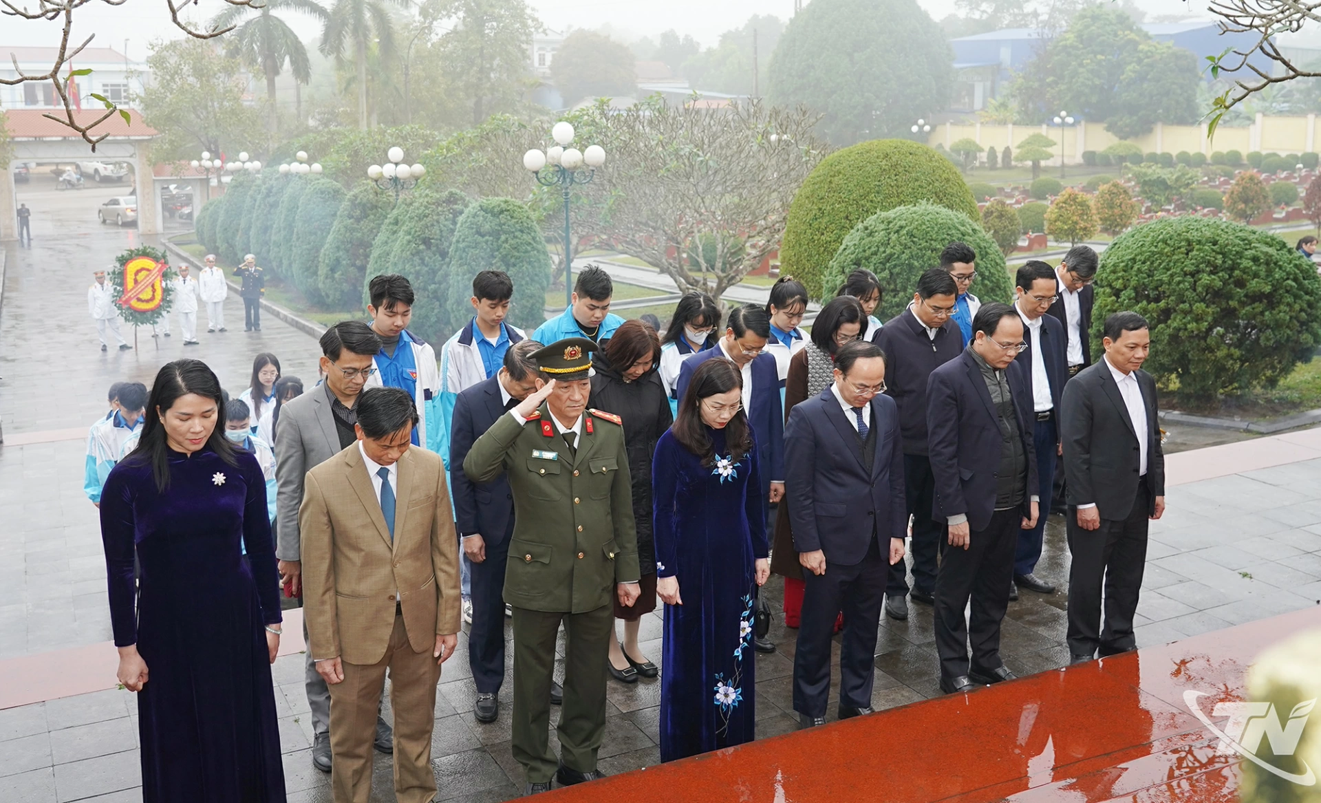 Đoàn trang trọng tổ chức lễ dâng hương, tưởng niệm các Anh hùng liệt sĩ.